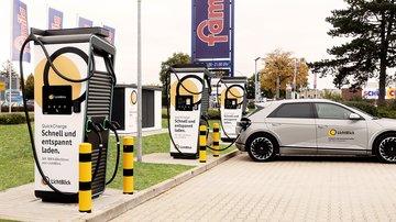 Mehrere Schnelladestationen von LichtBlick auf dem Parkplatz von famila